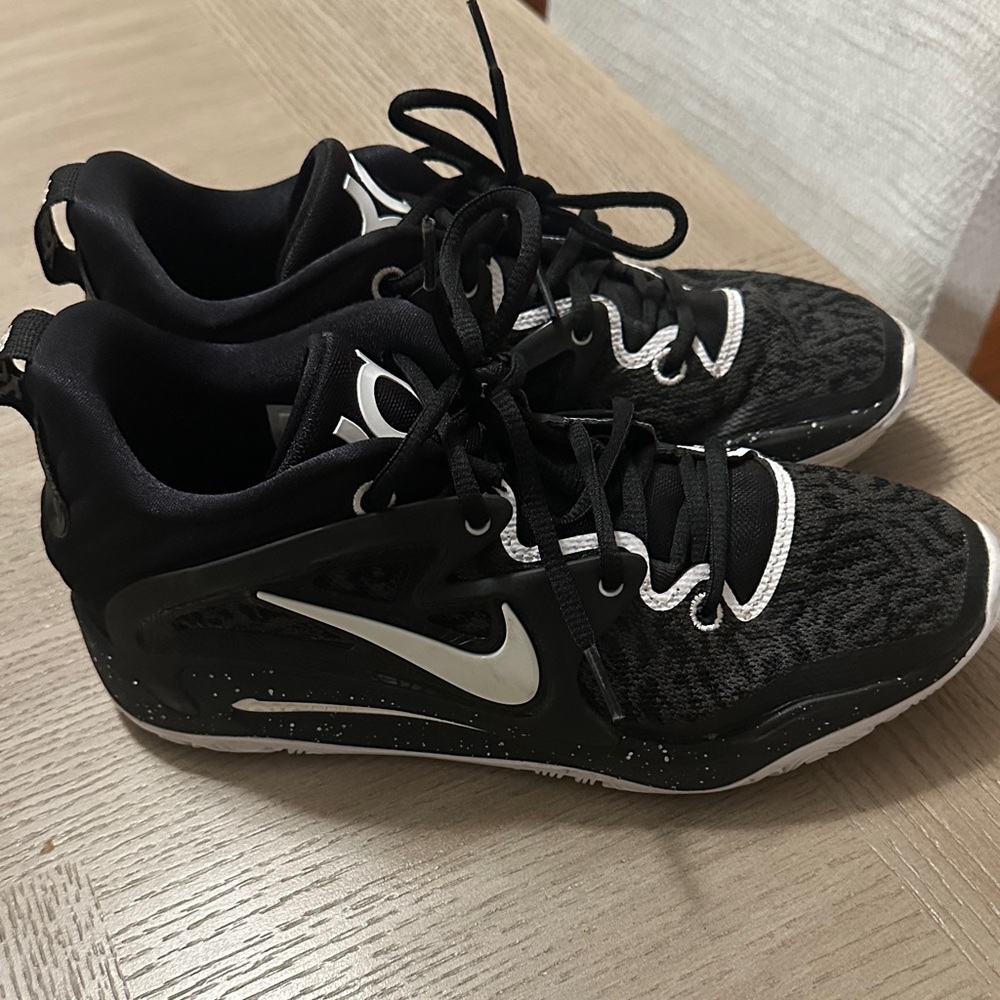 Nike men Kevin Durant Black and White Sneakers